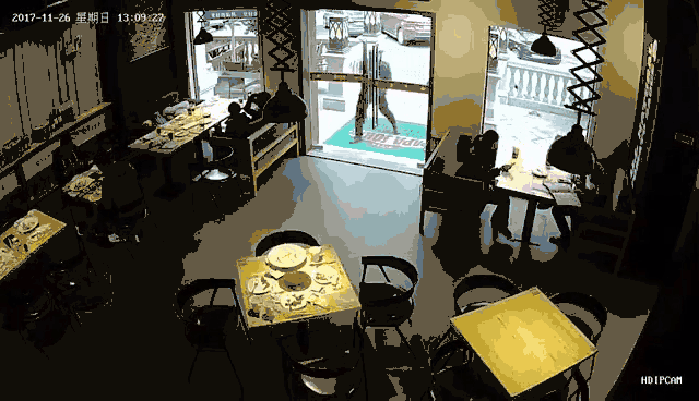 hanh dong nhu trong phim hollywood chang shipper meo mat vi lo pha tan cua nha hang