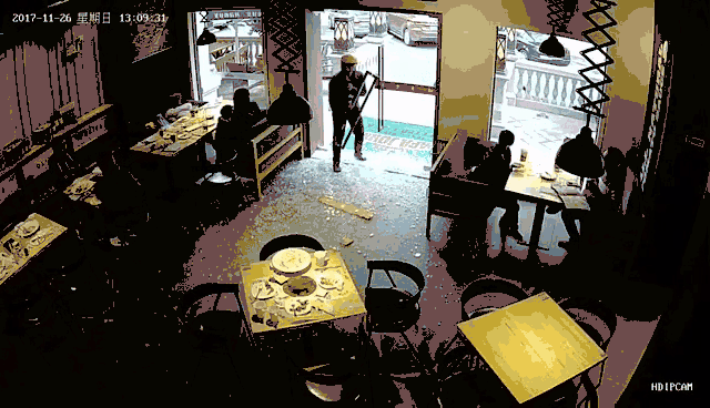 hanh dong nhu trong phim hollywood chang shipper meo mat vi lo pha tan cua nha hang