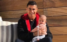 buc anh ronaldo tam nang cho con gai khau khinh gay bao mang