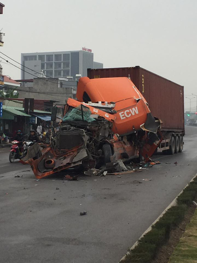 hinh anh chiec xe gap tai nan khien dan mang dau dau tim nguyen nhan