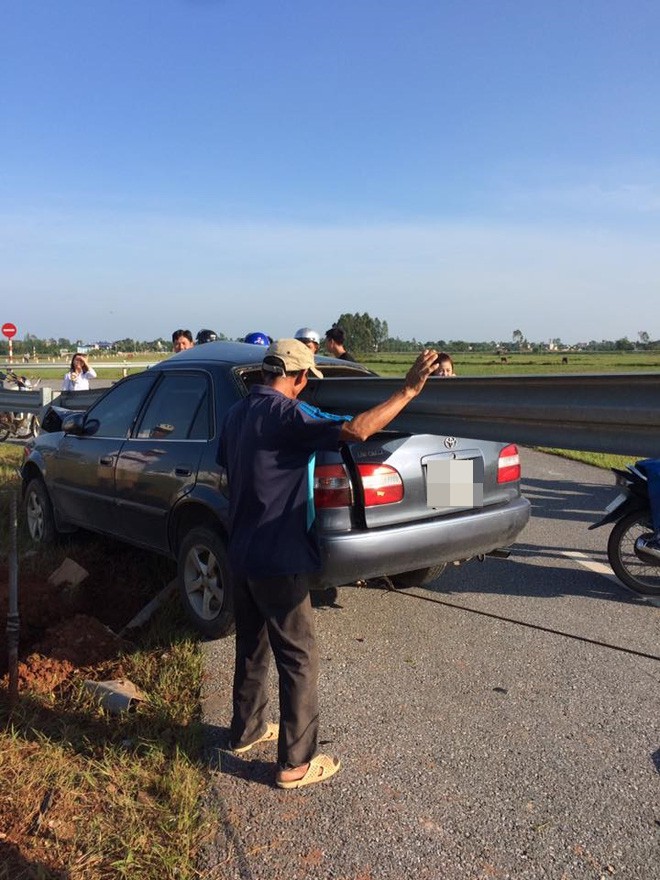 hinh anh chiec xe gap tai nan khien dan mang dau dau tim nguyen nhan