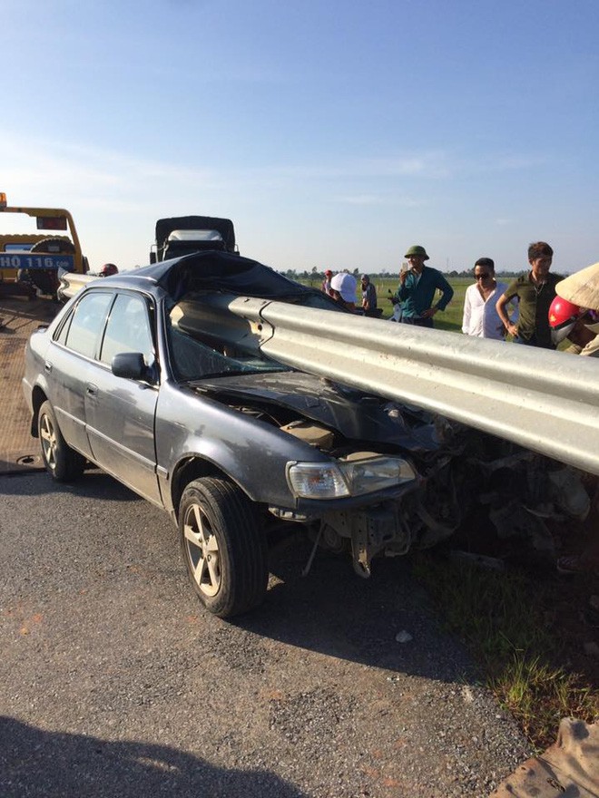 hinh anh chiec xe gap tai nan khien dan mang dau dau tim nguyen nhan