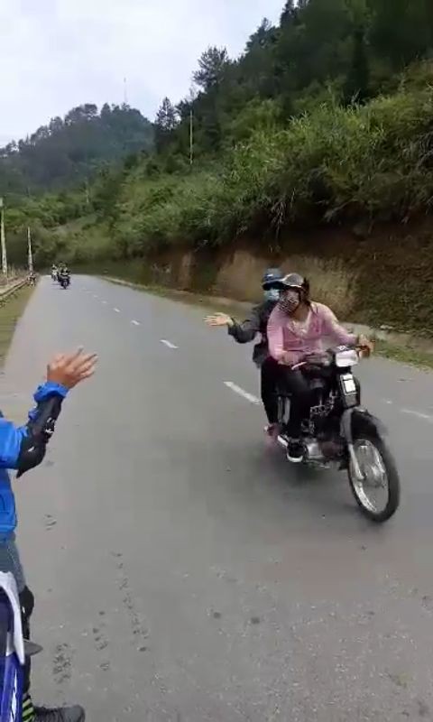 tranh cai ve luat bat thanh van cua dan phuot du khong quen cung phai vay tay chao nhau khi di duong