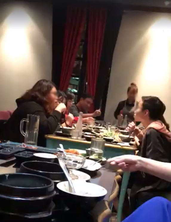 clip hut thuoc trong phong kin co tre em bi nhan vien nha hang nhac nho nguoi dan ong con lon tieng doa nat