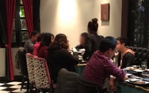 clip hut thuoc trong phong kin co tre em bi nhan vien nha hang nhac nho nguoi dan ong con lon tieng doa nat