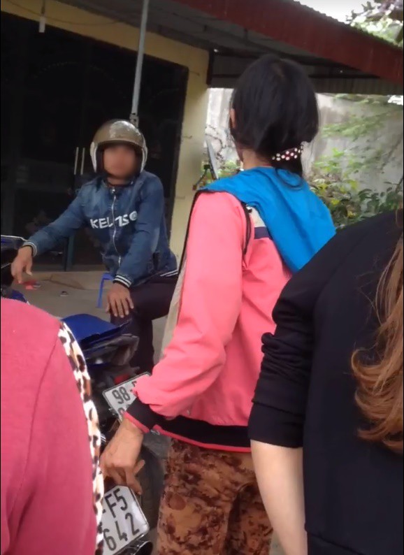 xon xao clip bat gap chong di cung nhan tinh ngay giua cho vo bi chong giu lai cho bo danh bi thuong