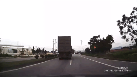 clip cu be lai nhanh tri cuu song mot mang nguoi cua tai xe container nhan nhieu loi khen ngoi