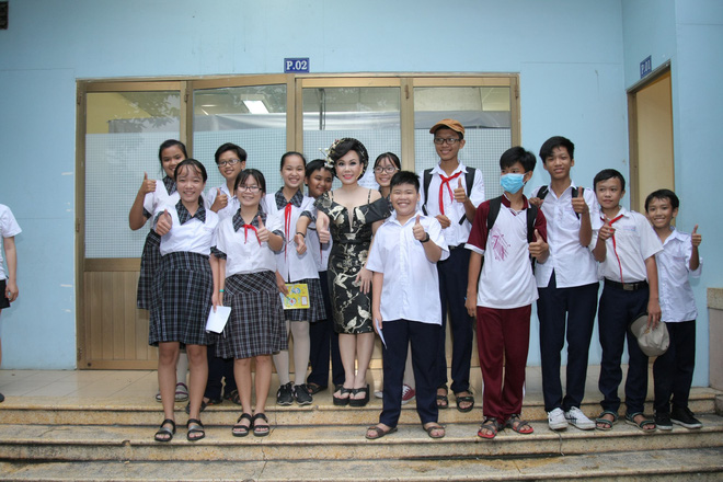 dung giua dan fan nhi suyt nua khong nhan ra duoc viet huong la ai