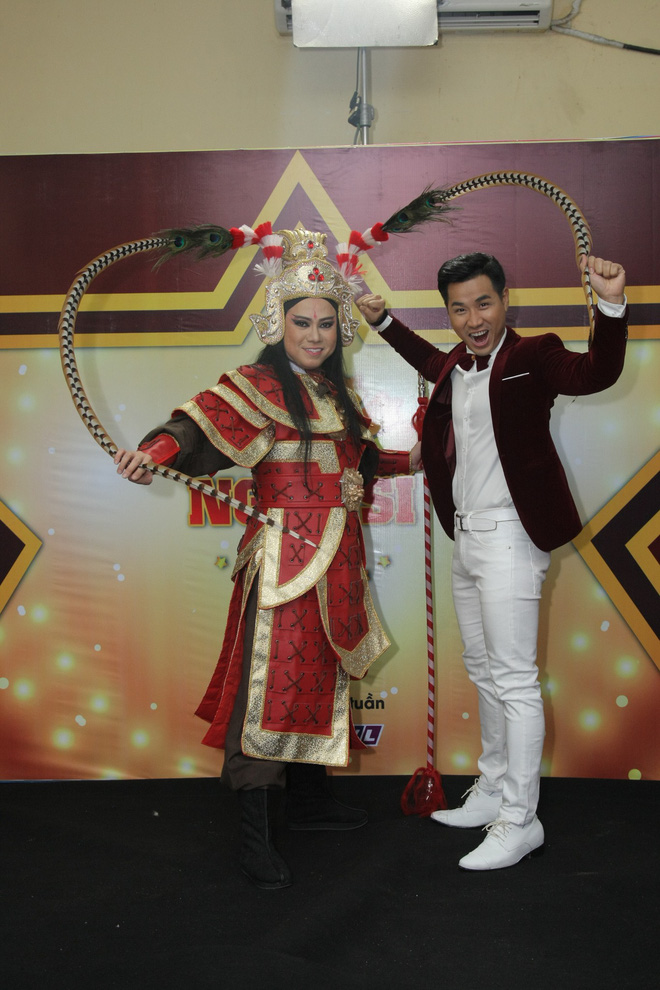 dung giua dan fan nhi suyt nua khong nhan ra duoc viet huong la ai