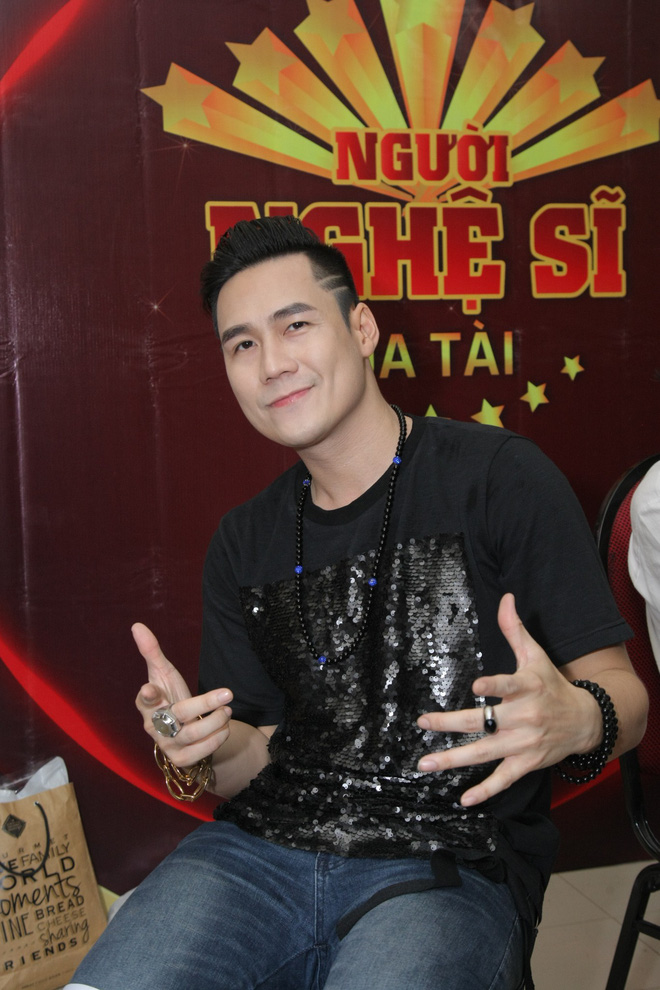 dung giua dan fan nhi suyt nua khong nhan ra duoc viet huong la ai