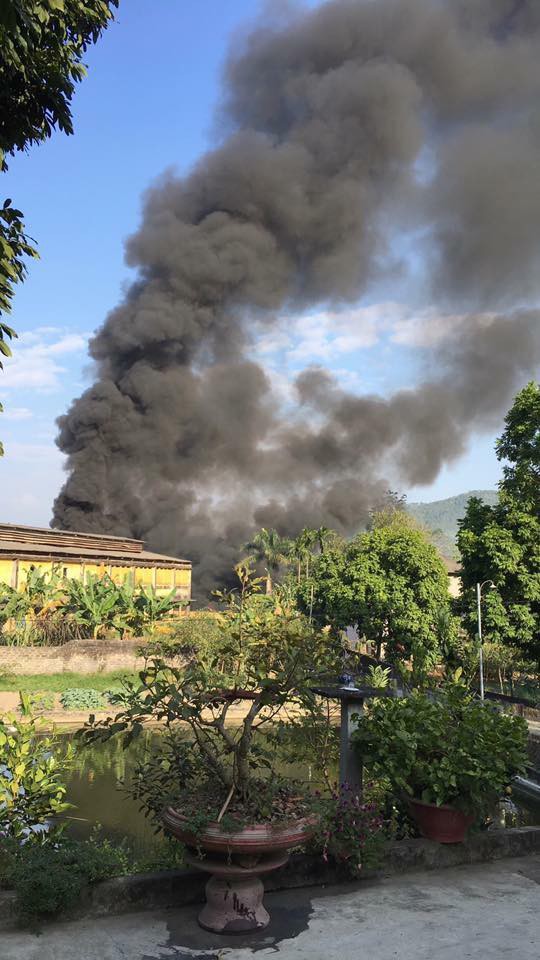 phu tho 4 o to chay ngun ngut sau cu va cham manh