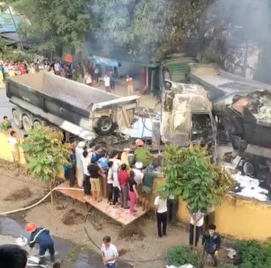 phu tho 4 o to chay ngun ngut sau cu va cham manh