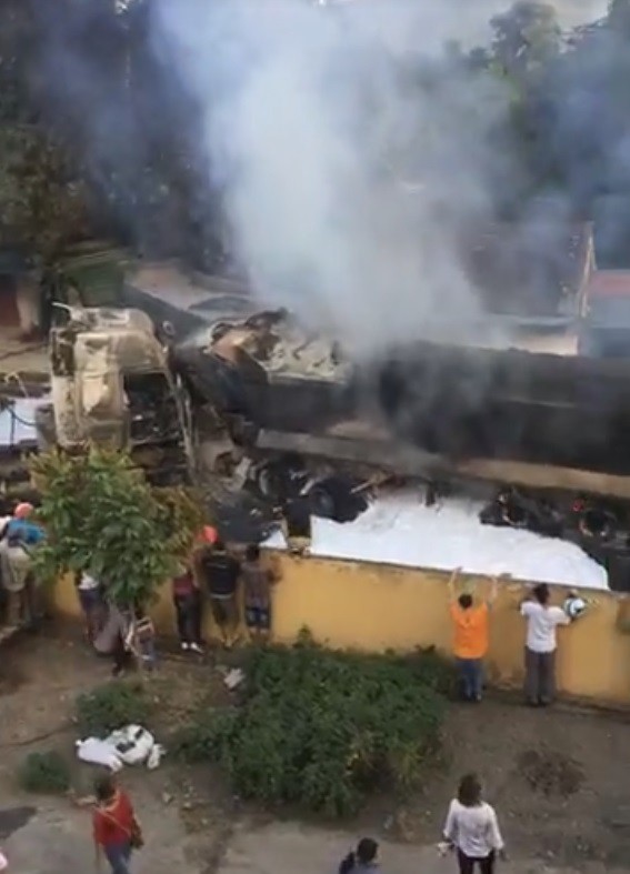 phu tho 4 o to chay ngun ngut sau cu va cham manh