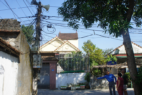 ha tinh cu ong treo cot dien sua loa phuong bi roi tu vong thuong tam