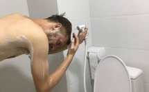 su that buc anh anh tay phan nan ve voi hoa sen cua viet nam dat ky luc tuong tac tren mxh