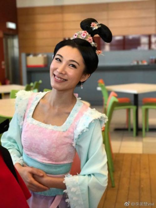 my nhan tvb chuyen vai a hoan doi doi song nhu ba hoang nho lay dai gia dang tuoi bo
