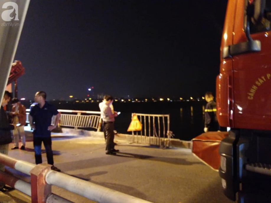 vu xe o to tong sap lan can roi xuong song hong troi toi khien cong tac tim kiem kho khan