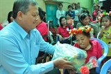 van dong 15 trieu suat qua tet vi nguoi ngheo va nan nhan chat doc da cam