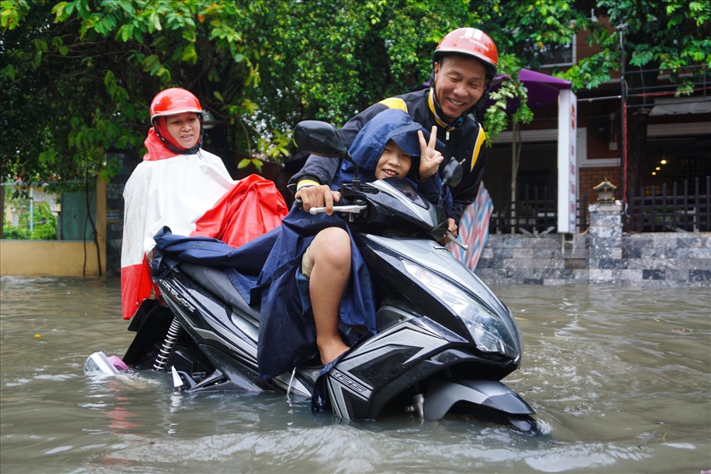 nguoi dan tphcm vat va bang qua nhieu tuyen duong ngap nuoc sau bao so 9