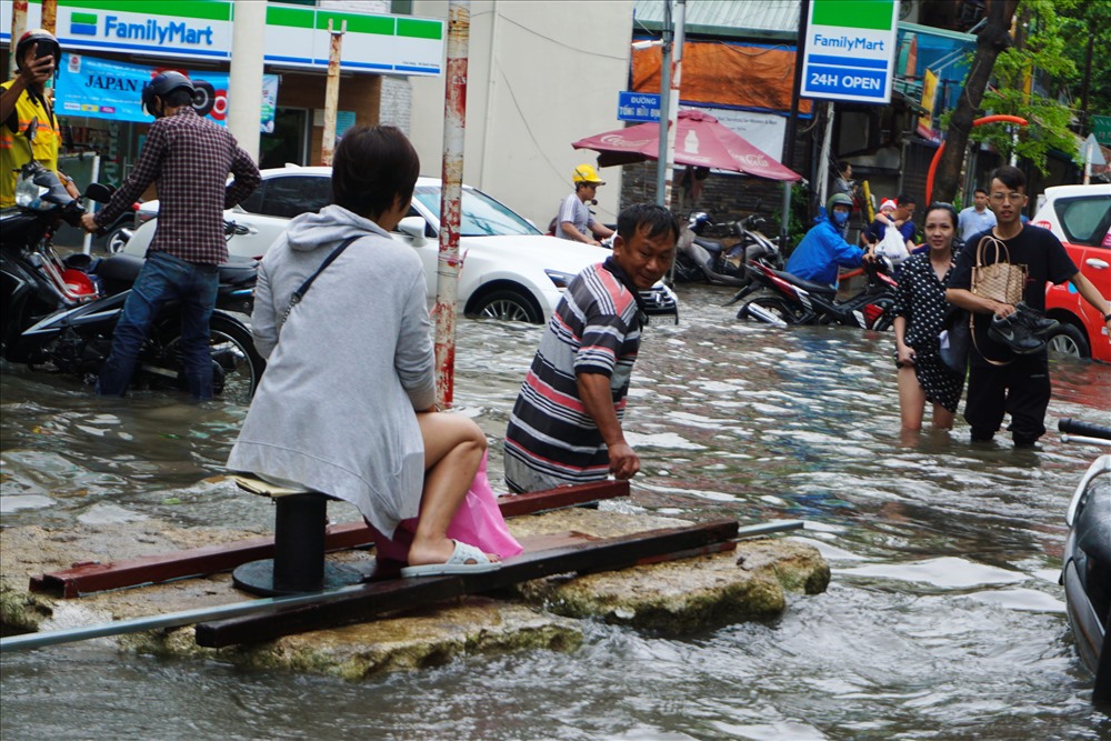 nguoi dan tphcm vat va bang qua nhieu tuyen duong ngap nuoc sau bao so 9