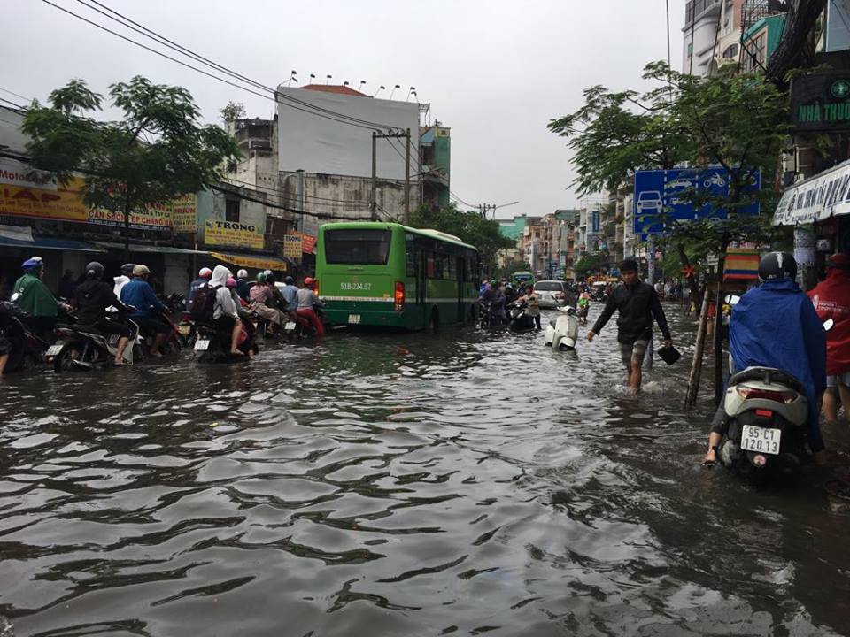 nguoi dan tphcm vat va bang qua nhieu tuyen duong ngap nuoc sau bao so 9