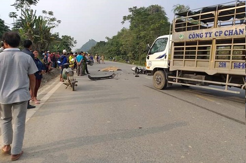 hoa binh xe may dau dau o to 2 nguoi tu vong tai cho