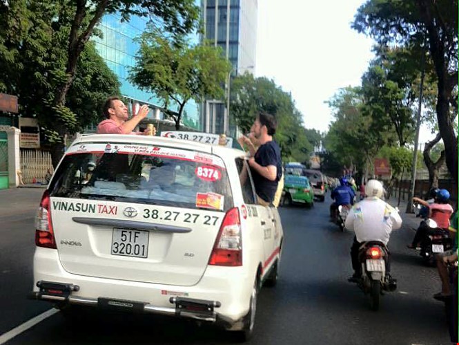 tay ba lo vo tu nhau tren noc taxi dang chay giua sai gon