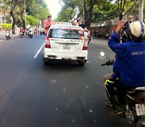tay ba lo vo tu nhau tren noc taxi dang chay giua sai gon