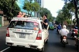 tay ba lo vo tu nhau tren noc taxi dang chay giua sai gon