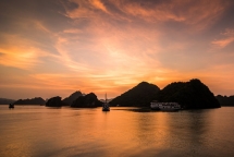 vinh ha long buc tranh tuong phan day mau sac