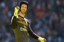 petr cech lap ky luc arsenal vuon len ngoi dau