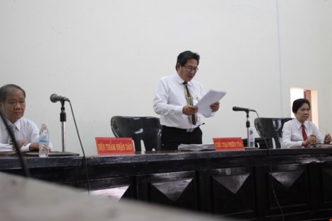 xet xu vu chai nuoc ngot co ruoi luat su dau nhau toa phai hoi y