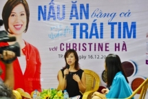 christine ha dan toi di an hang voi