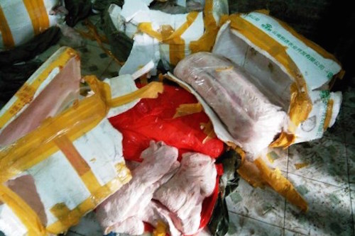 bat 2 tan thit ban nghi tu trung quoc tren duong vao quan nhau