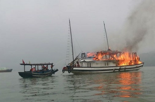 chay tau cho 19 du khach tham quan vinh ha long