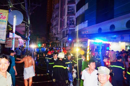 tphcm giai cuu thanh cong 5 nguoi trong can nha bung chay