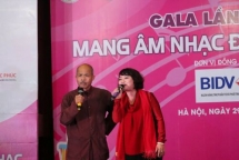 nghe si han van tinh truyen nghi luc cho benh nhan