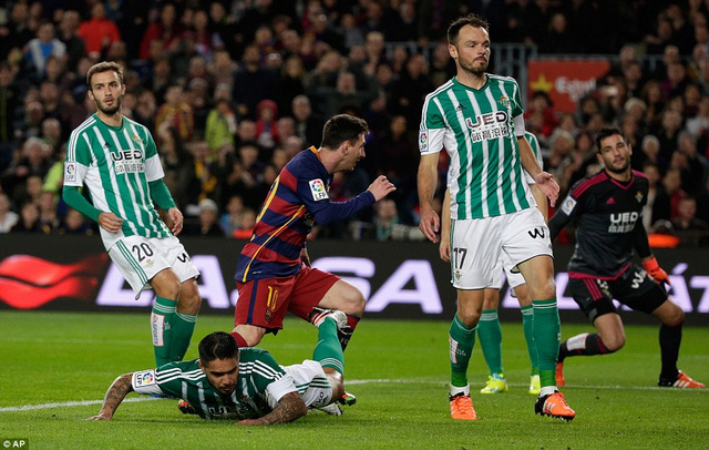 messi suarez toa sang barca dai thang 4 sao