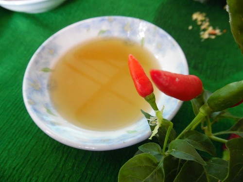 dua cay chuoi hot va nuoc mam dong