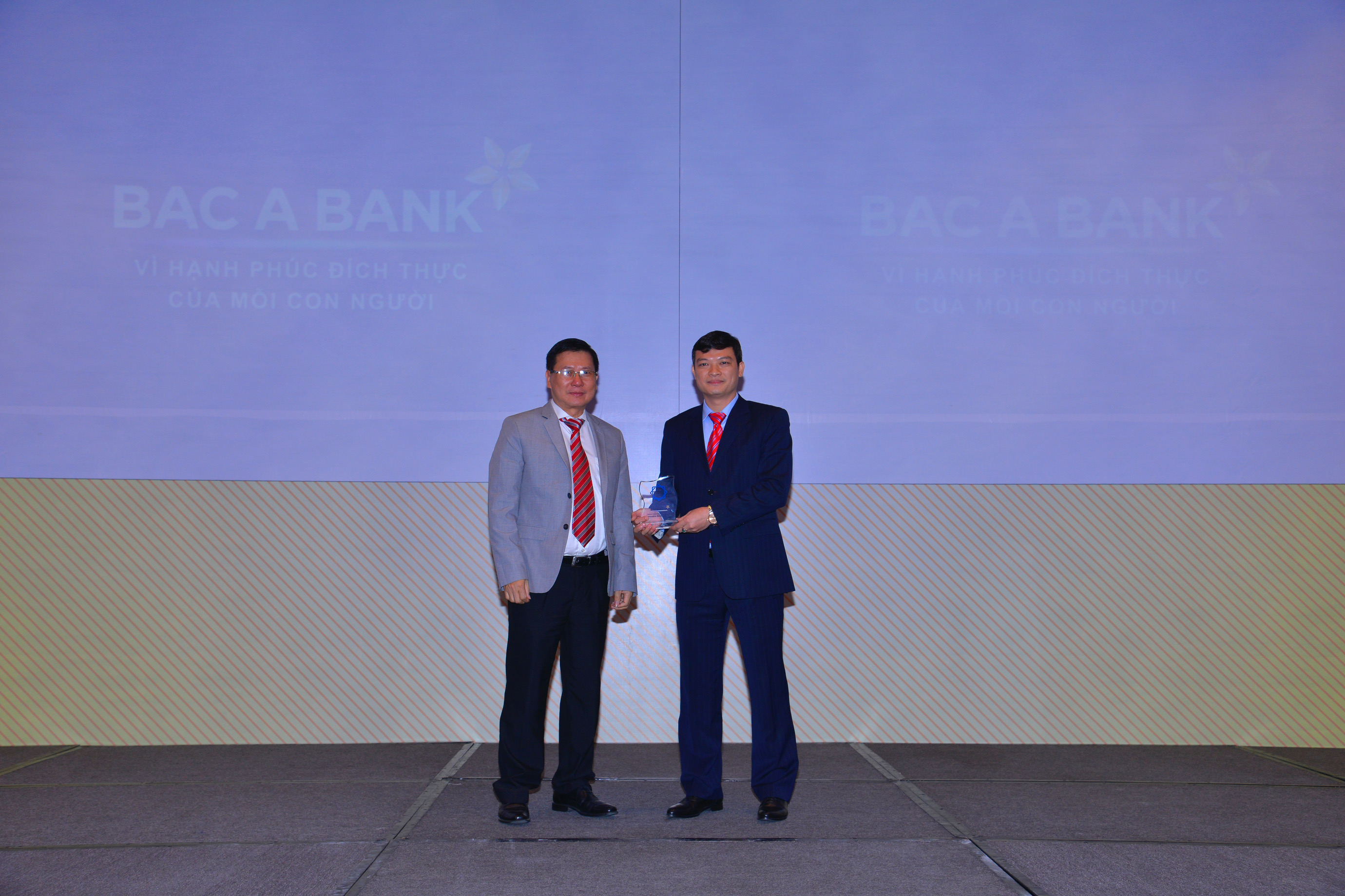 bac a bank duoc vinh danh ngan hang vi cong dong 2016