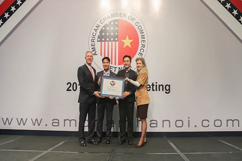 fedex nhan giai thuong cong hien cho cong dong cua amcham
