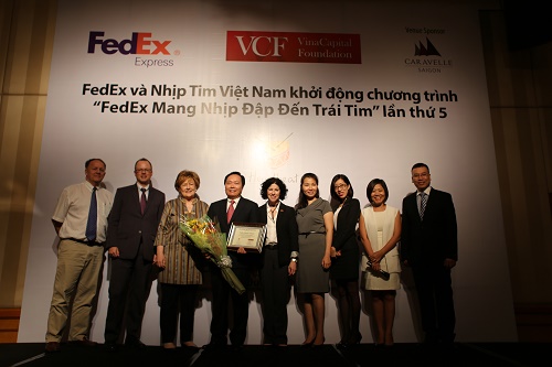 fedex nhan giai thuong cong hien cho cong dong cua amcham
