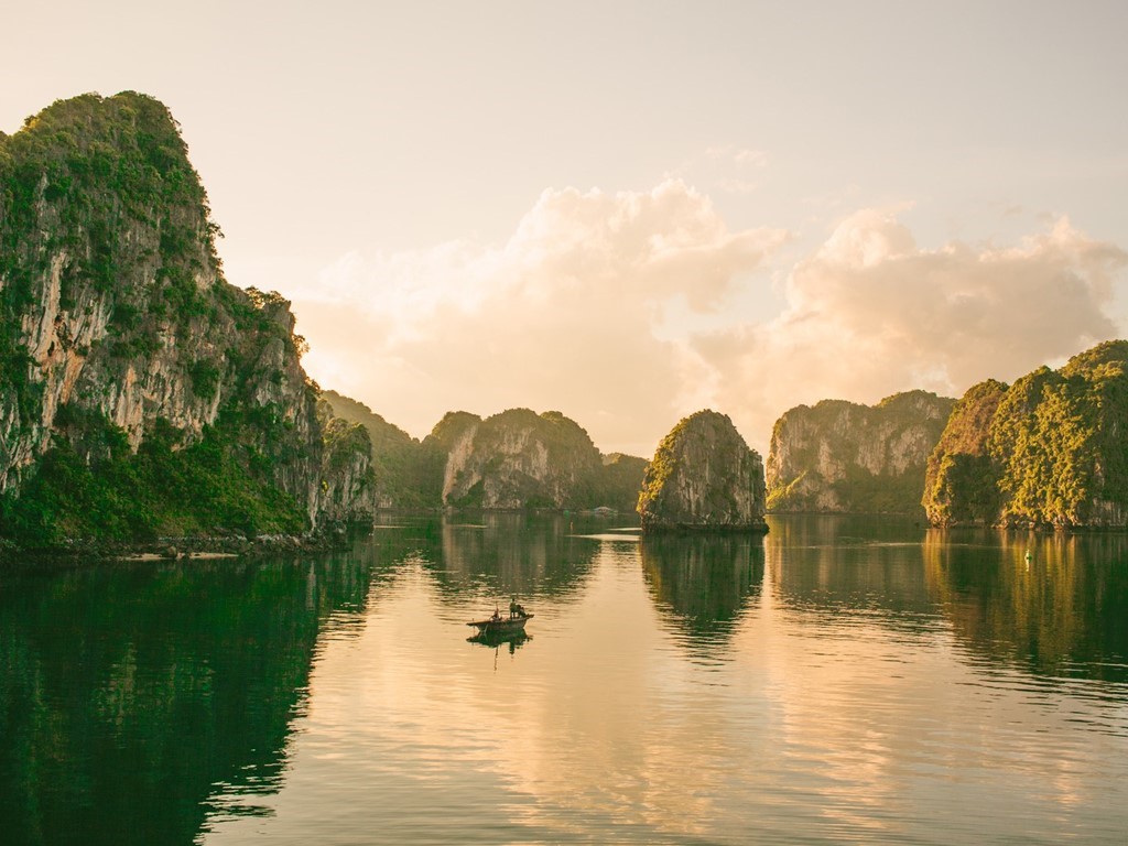 Du lịch Việt Nam là một trải nghiệm khám phá đầy màu sắc và đa dạng. Từ các thành phố ồn ào đến các vùng nông thôn yên bình, Việt Nam chắc chắn không làm bạn thất vọng. Hãy nhanh chân tới đây để thưởng thức ẩm thực đặc trưng, tham gia vào các hoạt động giải trí và thưởng điệu nhạc độc đáo.