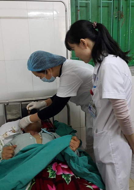 benh vien e cuu song nam thanh nien bi sung hoa cai ban vao mat
