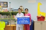 vietabank trao tang 50 trieu dong cho mot benh nhi tai vien huyet hoc truyen mau trung uong