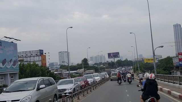 nha cao tang moc len den dau ha tang qua tai den do tphcm dang nghet tho