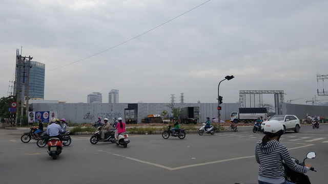 nha cao tang moc len den dau ha tang qua tai den do tphcm dang nghet tho