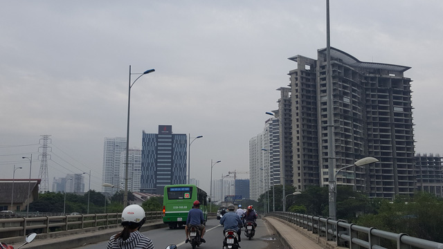 nha cao tang moc len den dau ha tang qua tai den do tphcm dang nghet tho