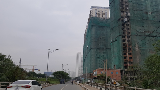 nha cao tang moc len den dau ha tang qua tai den do tphcm dang nghet tho