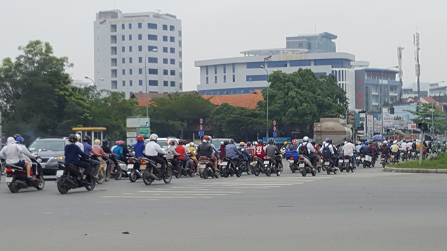 nha cao tang moc len den dau ha tang qua tai den do tphcm dang nghet tho